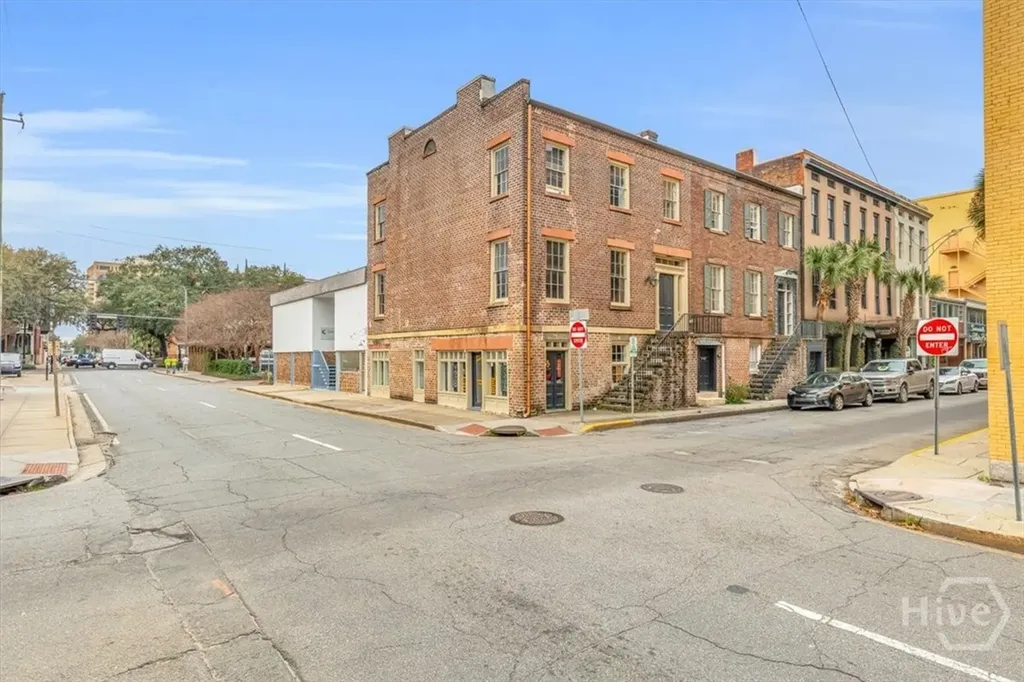 25 E York Savannah GA 31401