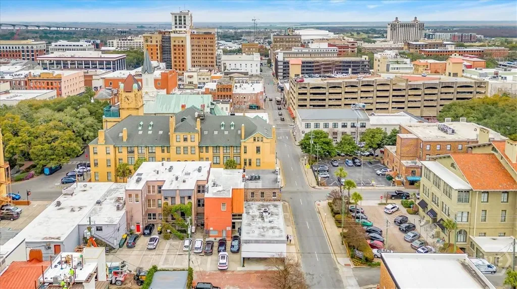 25 E York Savannah GA 31401