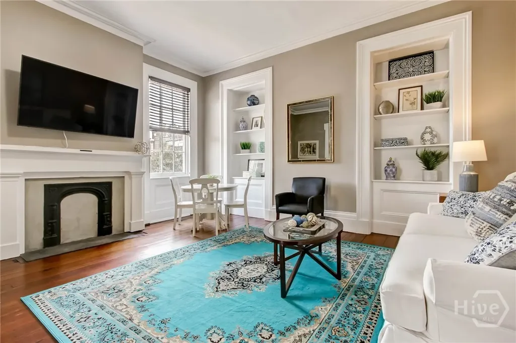 25 E York Savannah GA 31401