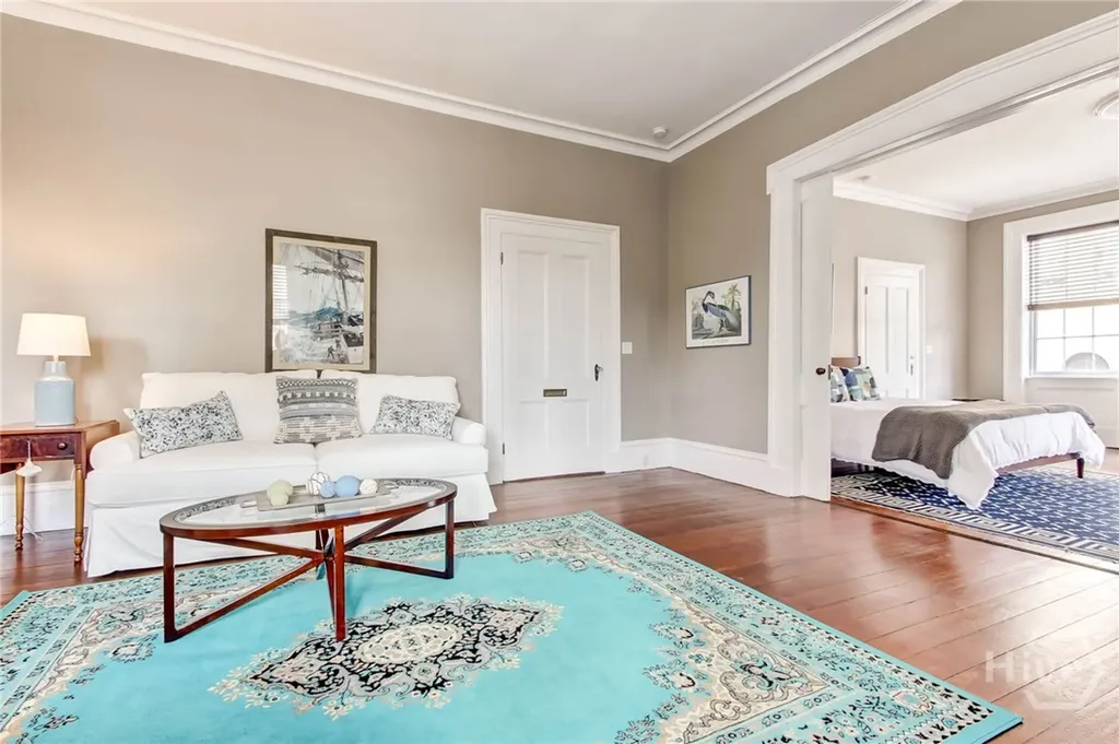 25 E York Savannah GA 31401