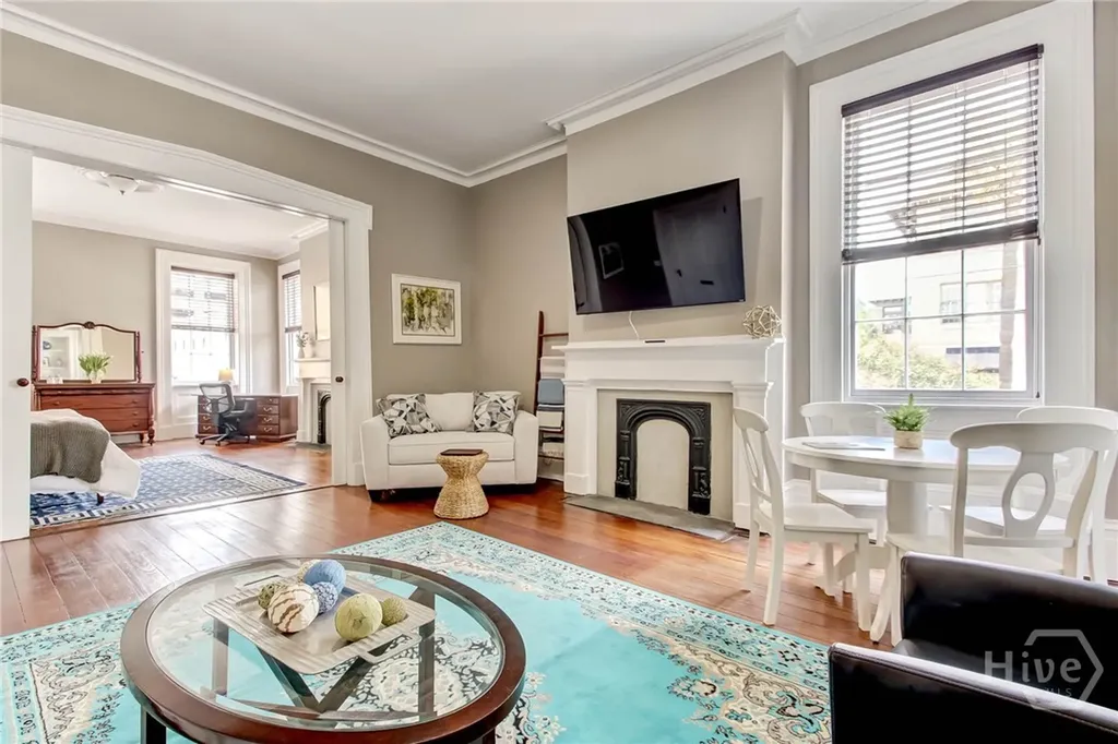 25 E York Savannah GA 31401