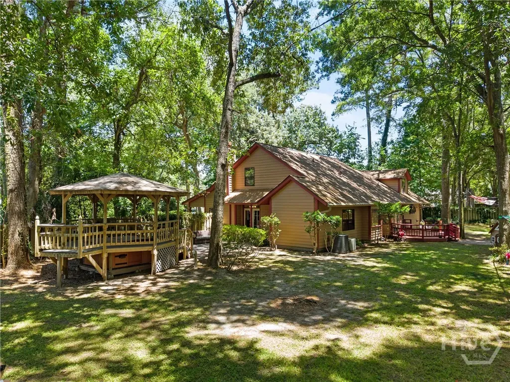 9 W Coquena Circle Savannah GA 31410