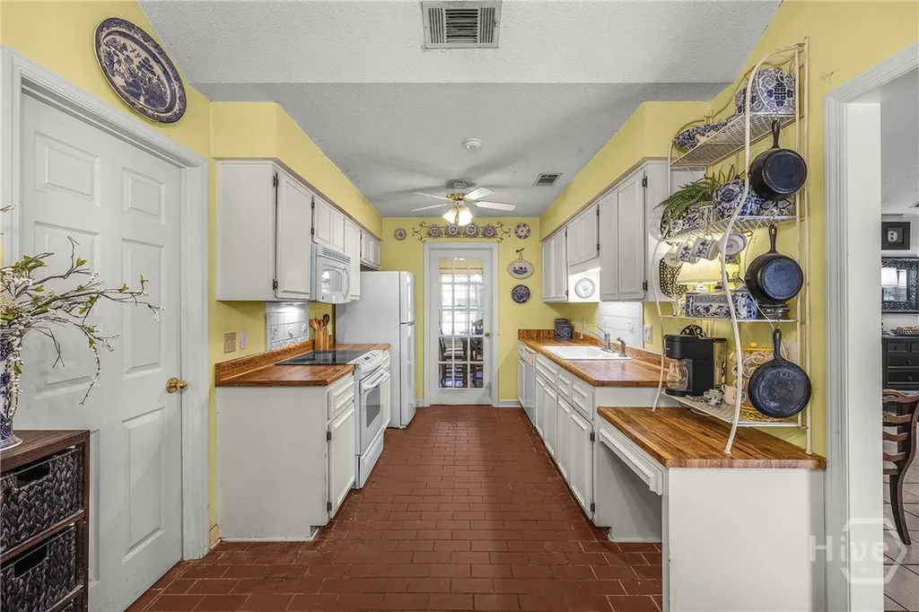 12 Sutton Road Savannah GA 31419