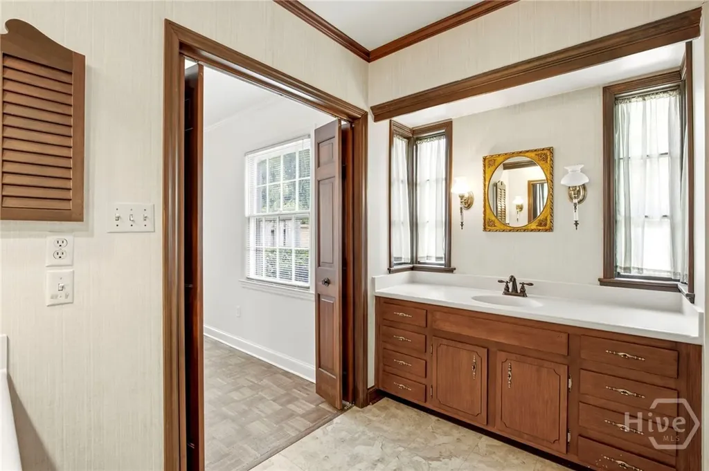 110 E 58th Street Savannah GA 31405