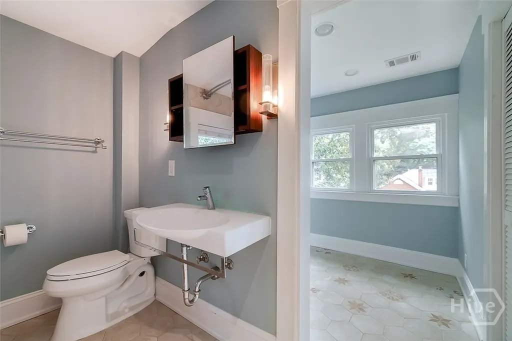 215 E 45th Street Savannah GA 31405