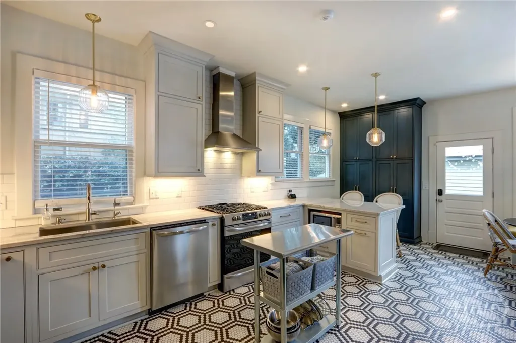 132 E 45th Street Savannah GA 31405