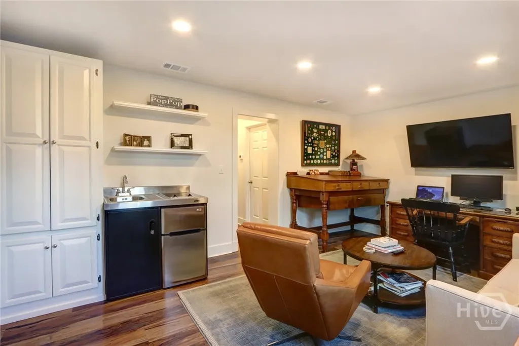 132 E 45th Street Savannah GA 31405
