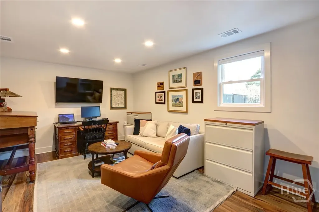 132 E 45th Street Savannah GA 31405
