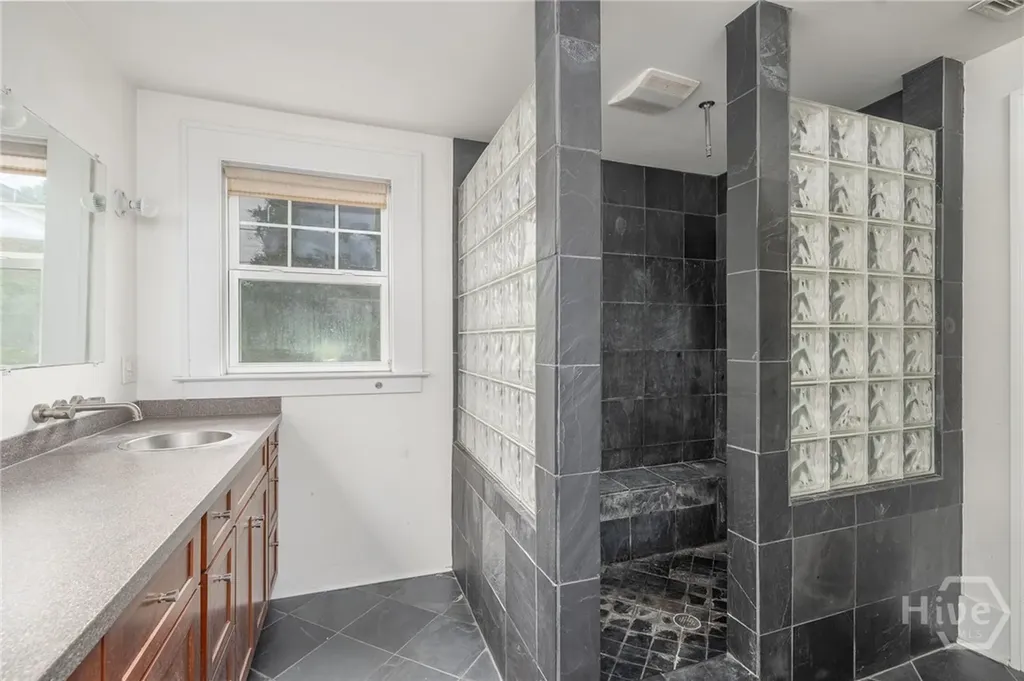 1211 E 49th Savannah GA 31404