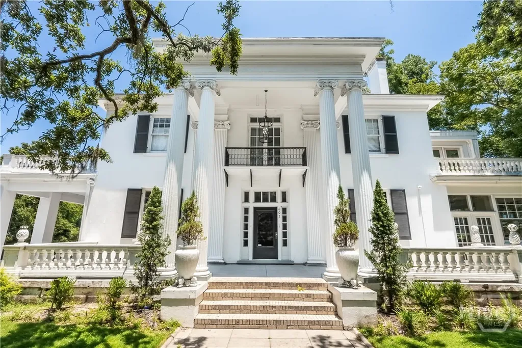 602 E Victory Drive Savannah GA 31405