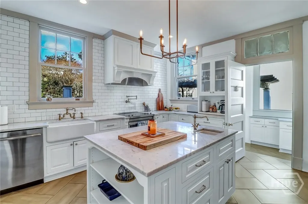 602 E Victory Drive Savannah GA 31405