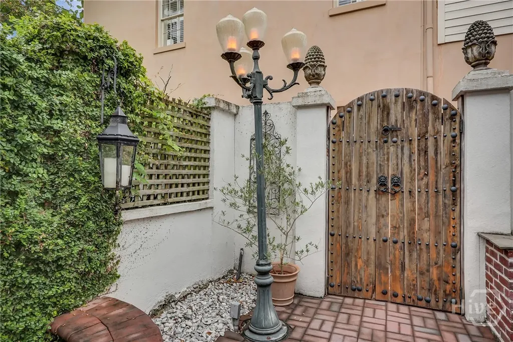 216 W Gaston Street Savannah GA 31401
