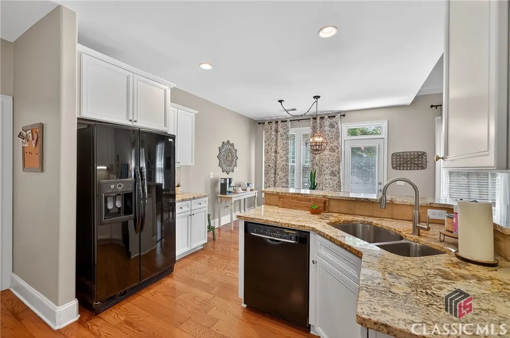 43 Emily Lane Bogart GA 30622