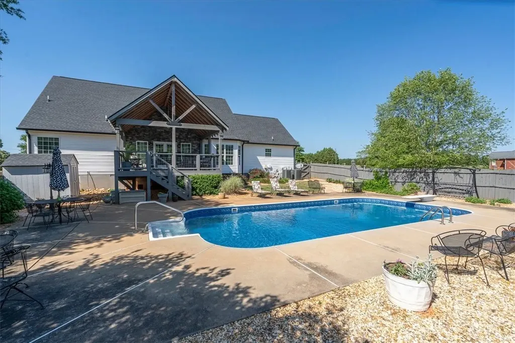 495 Hanley Road Hull GA 30646