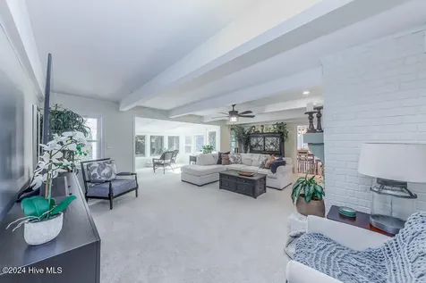 121 Harbour Drive Hubert NC 28539