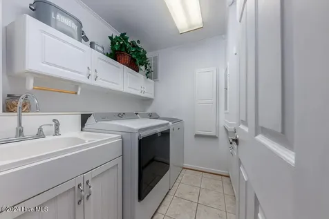 121 Harbour Drive Hubert NC 28539