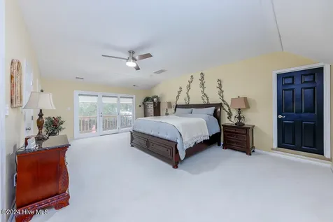 121 Harbour Drive Hubert NC 28539