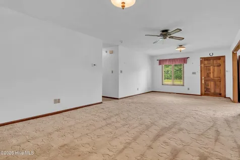 612 Parkertown Road Hubert NC 28539