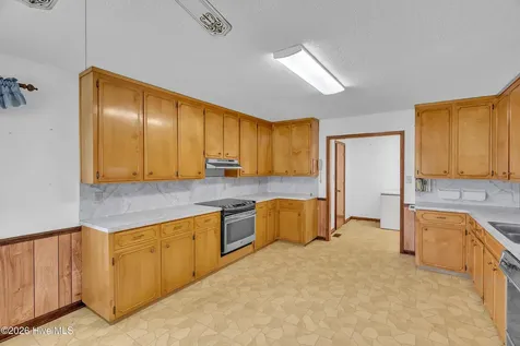612 Parkertown Road Hubert NC 28539