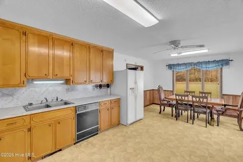 612 Parkertown Road Hubert NC 28539