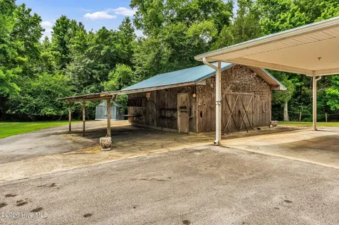 612 Parkertown Road Hubert NC 28539