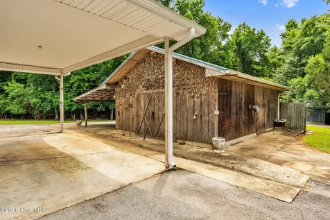 612 Parkertown Road Hubert NC 28539