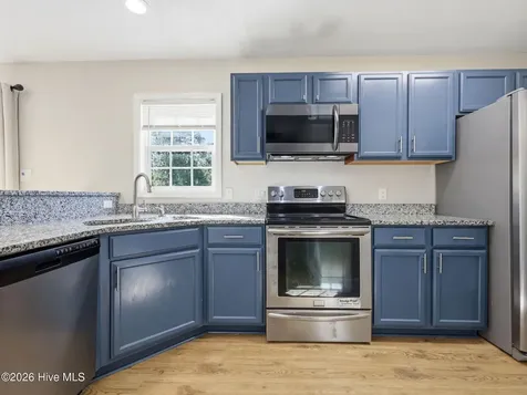 128 Van Riggs Road Hubert NC 28539