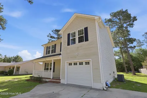 128 Van Riggs Road Hubert NC 28539