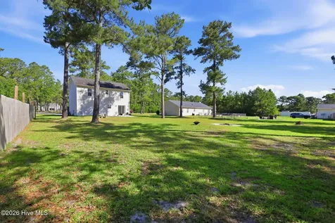 128 Van Riggs Road Hubert NC 28539
