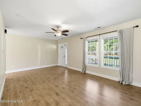 128 Van Riggs Road Hubert NC 28539