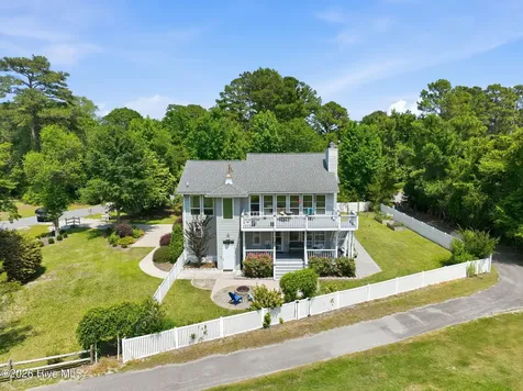 806 Lord Granville Drive Morehead City NC 28557