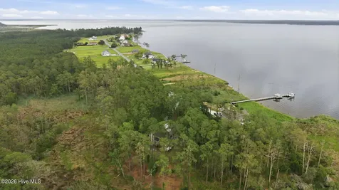 134 W Dowry Creek Belhaven NC 27810