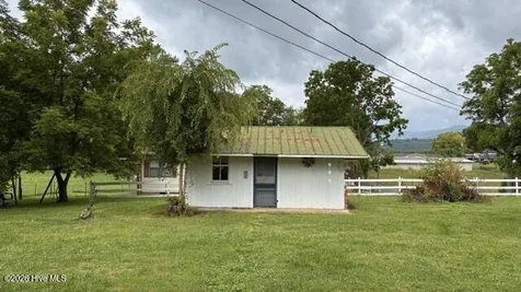 17 Moore Street Andrews NC 28901