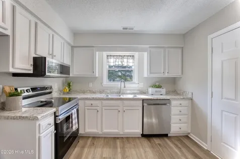 214 W Volant Street Hubert NC 28539