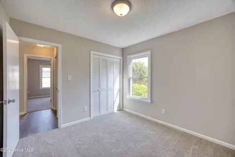214 W Volant Street Hubert NC 28539
