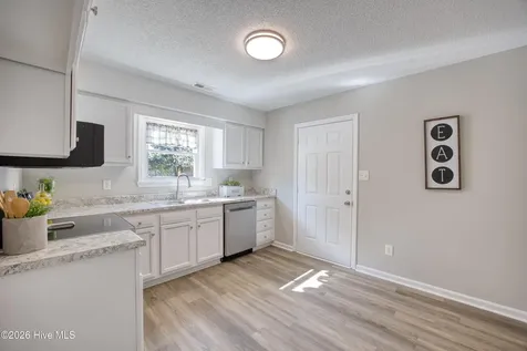 214 W Volant Street Hubert NC 28539