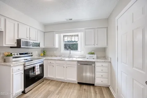 214 W Volant Street Hubert NC 28539