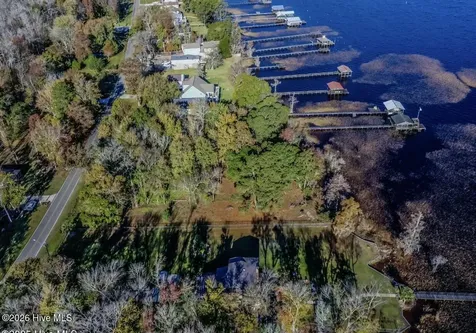137-140 Near 3461 Waccamaw Road S Lake Waccamaw NC 28450