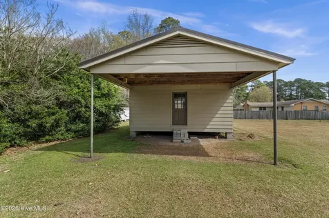 129 Pineland Avenue Mount Olive NC 28365