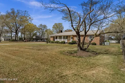 129 Pineland Avenue Mount Olive NC 28365