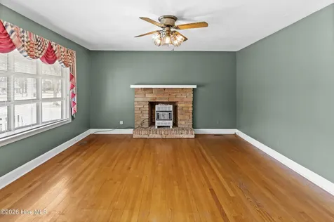 129 Pineland Avenue Mount Olive NC 28365