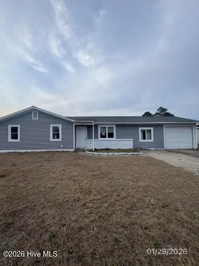 203 W Volant Street Hubert NC 28539