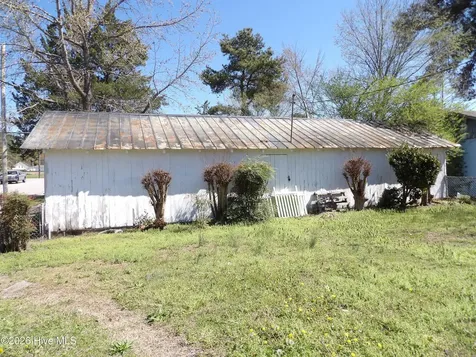 201 E Thompson Avenue Stantonsburg NC 27883
