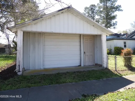 201 E Thompson Avenue Stantonsburg NC 27883