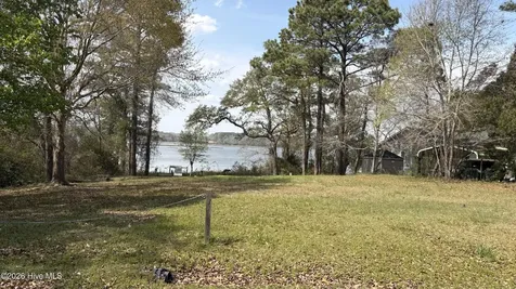 32 Arrowhead Drive Hubert NC 28539