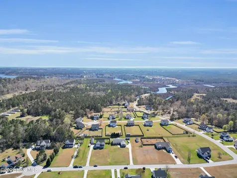 210 Dorovan Court Hubert NC 28539