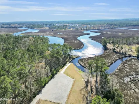 210 Dorovan Court Hubert NC 28539