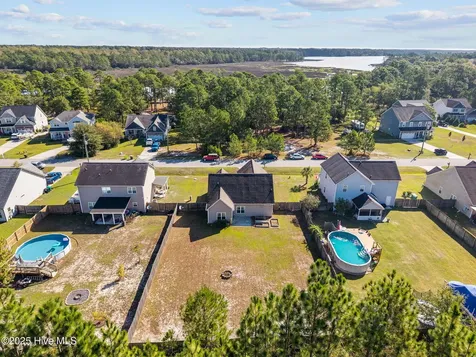 257 E Ivybridge Drive Hubert NC 28539
