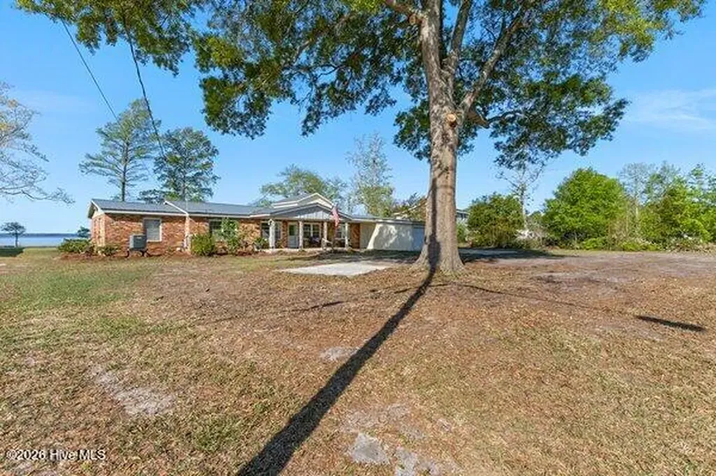 1922 Bella Coola Road Lake Waccamaw NC 28450