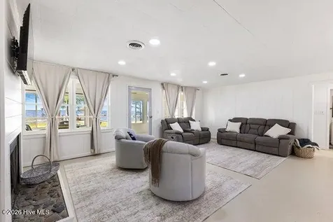 1922 Bella Coola Road Lake Waccamaw NC 28450